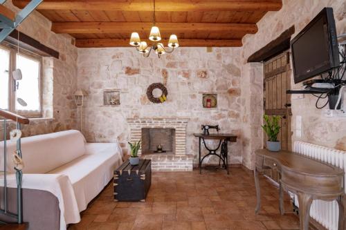 SkináriaStrofilia Authentic Villas的带沙发和壁炉的客厅