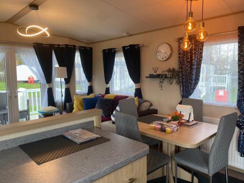 塞顿港Prestige caravan,Seton Sands holiday village, WiFi的客厅配有沙发和桌子