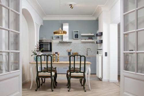格尔利茨Design-Appartement im Herzen von Görlitz的厨房配有桌子和两把椅子
