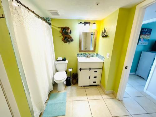 迈尔斯堡海滩#808 Lovers Key Beach Club的一间带卫生间和水槽的浴室