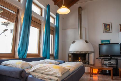 扎戈拉Sunray Luxury Apartment Zagora with piano的带沙发和壁炉的客厅