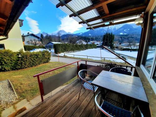 LatschachChalet Dobratsch的设有一个配有桌椅并享有美景的阳台。