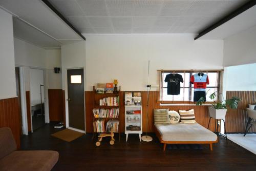 福冈Fukuoka - House - Vacation STAY 4674的客厅配有椅子和书架