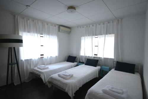 福冈Fukuoka - House - Vacation STAY 4674的客房设有两张床和窗户。