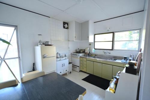 福冈Fukuoka - House - Vacation STAY 4674的带冰箱和桌子的厨房