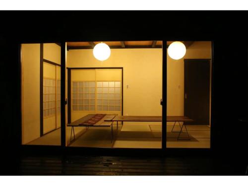 长滨市Kishida House - Vacation STAY 36613v的享有带桌子和2盏灯的房间的景色