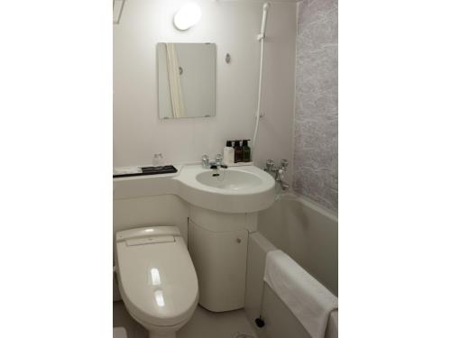 成田Center Hotel Narita 2 R51 - Vacation STAY 43391v的浴室配有卫生间、盥洗盆和浴缸。