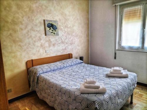 斯波托尔诺B&B Hotel Costa Azzurra的一间卧室配有一张床,上面有两条毛巾