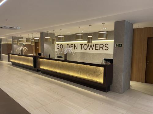 马卡埃Golden Towers Hotel的大堂墙上挂着金色塔标
