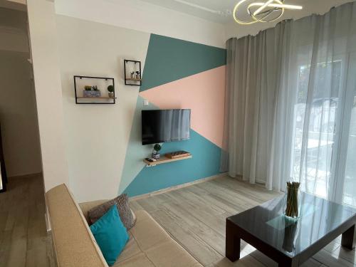 尼亚普拉莫斯Central Number 10的客厅配有沙发和墙上的电视