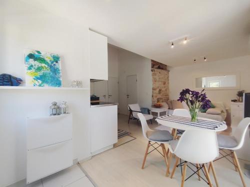 布拉托Apartment Garden, Korcula的厨房以及带桌椅的起居室。