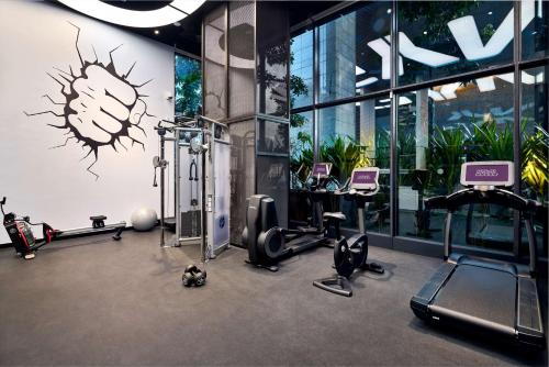 YOTEL Singapore Orchard Road的健身中心和/或健身设施
