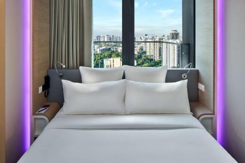 YOTEL Singapore Orchard Road客房内的一张或多张床位