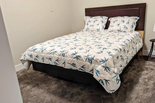 里贾纳AIR & ROAD TRAVELERS' PERFECT SPOT! + FULL KITCHEN的一张带蓝色和白色棉被和枕头的床