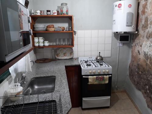 圣安东尼奥阿雷东多Cabañas La Escondida Casa De Campo 2的小厨房配有炉灶和水槽