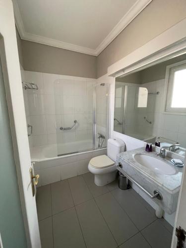 瓦尔帕莱索Hotel Casa SOMERSCALES的浴室配有卫生间、浴缸和水槽。