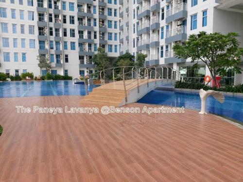 The Paneya Lavanya @Benson Apartment内部或周边的泳池