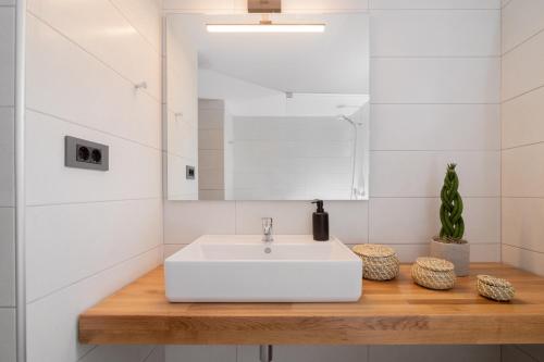 阿里克斯Casa il Fiume的浴室设有白色水槽和镜子