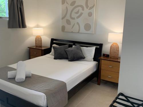 埃尔利海滩艾尔利海滩公寓式酒店 的一间卧室配有一张带2个床头柜和2盏灯的床。