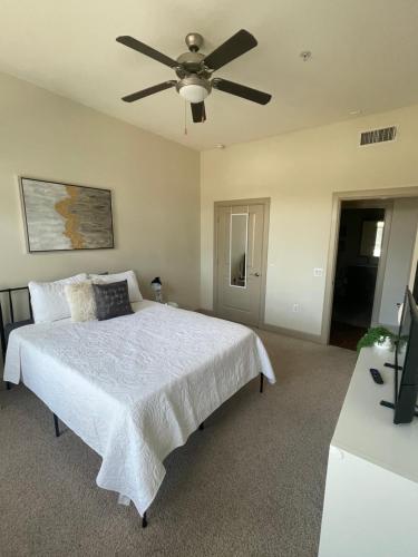 休斯顿2bedroom 1Bath 10 mins to Texas Medical的一间卧室配有一张带吊扇的床