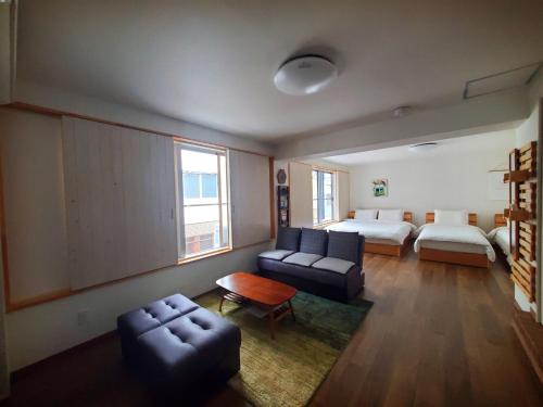 东京客房旅馆的客厅配有床和沙发