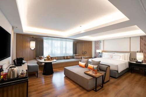 清迈Melia Chiang Mai的酒店客房设有床和客厅。