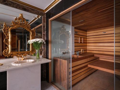奇姆肯特里克瑟斯卡迪沙奇姆肯特酒店的浴室设有2个水槽和镜子