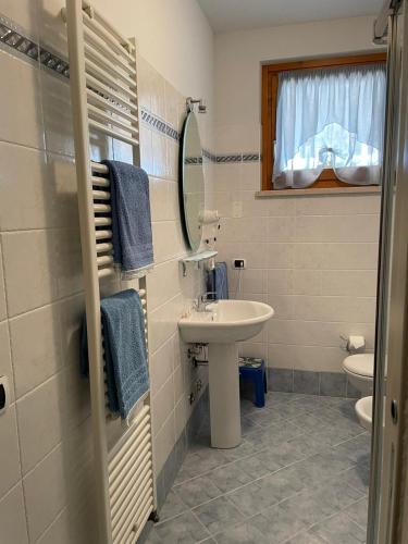 巴多利诺Ladi’s B&B的一间带水槽、卫生间和镜子的浴室