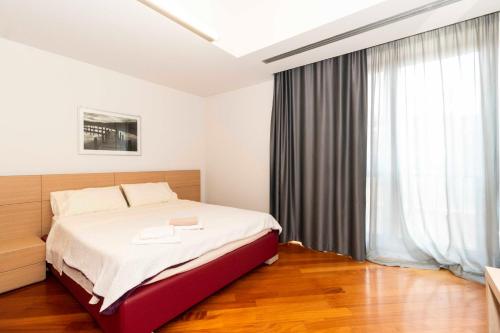 都灵Open Space 53 con Parcheggio in Struttura e Colazione deliziosa的一间卧室设有一张床和一个大窗户