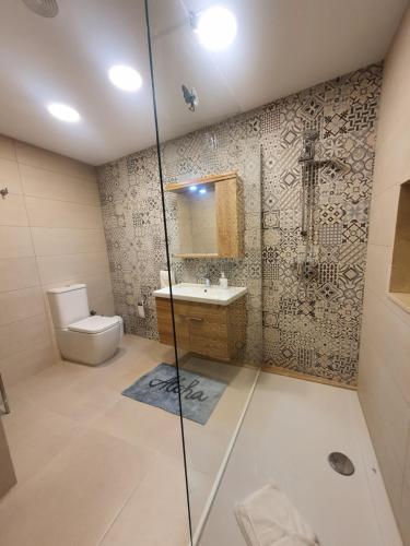 Hal GhaxiakB&S Accommodation Apartment 601的浴室配有卫生间、盥洗盆和淋浴。