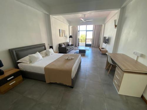 路易港Dragon Nest Apartments的酒店客房设有床和客厅。