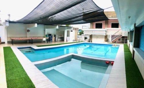 卡兰巴Deluxe Villa Leah Natural Hotspring Resort的房屋中间的大型游泳池