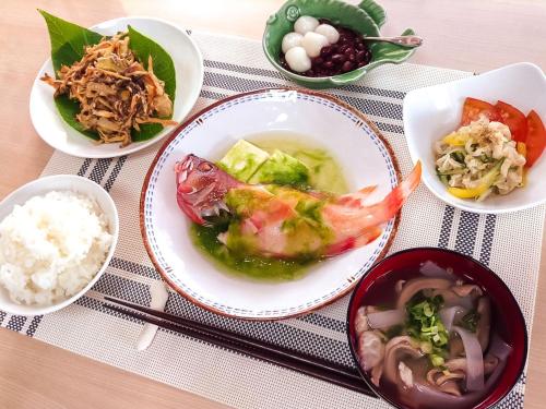座间味村亚朵卡丽旅馆的餐桌上放着一碗食物和米饭