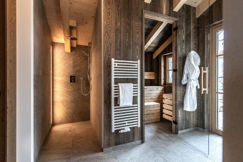 纳兹-夏韦斯Kessler's Mountain Lodge的带淋浴和卫生间的浴室