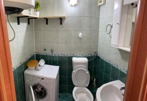 科托尔Apartman Barbara的一间带卫生间和洗衣机的小浴室