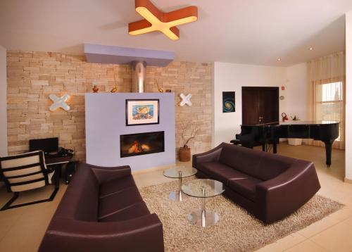 梅杜林VELANERA Hotel & Restaurant的带沙发和钢琴的客厅