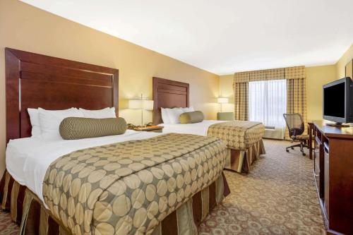 迪金森迪金森拉金塔旅馆及套房的酒店客房设有两张床和电视。