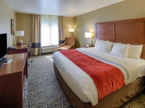 布伦瑞克Comfort Inn Brunswick的酒店客房设有一张大床和一张书桌。