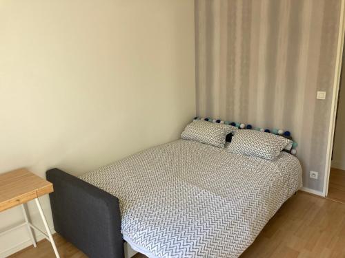 雷恩Appartement T3 centre ville Mabilais au calme.的小卧室配有一张蓝色床头板的床