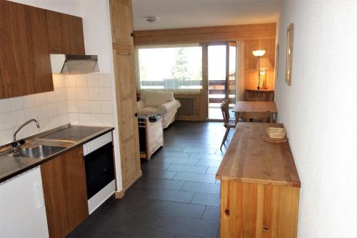 韦松纳Magrappé MOUNTAIN & CENTER apartments的厨房配有水槽和台面