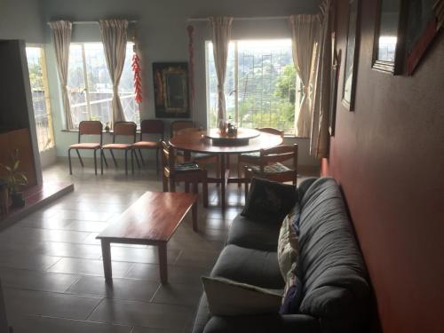 姆巴巴内Otentik guesthouse的客厅配有沙发和桌椅