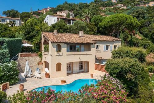 滨海卡瓦莱尔4-Star Private Villa with Heated Pool and Panoramic Sea View at Gulf de Saint Tropez的游泳池别墅的图象