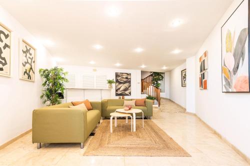 阿德耶Apartamentos Barranco del Infierno的客厅配有沙发和桌子