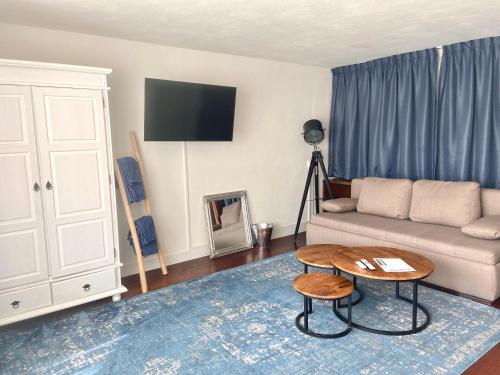 阿尔梅勒Bed & Ontbijt Haddock的客厅配有沙发和桌子