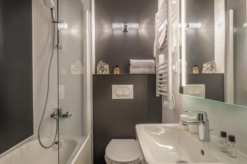 莱蓬德塞The Originals City, Angers Sud, Le Village 49的浴室配有卫生间、盥洗盆和淋浴。