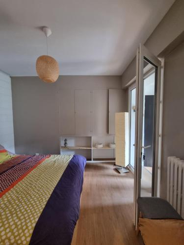 圣马洛Le Prevet的一间卧室设有一张床和一个滑动玻璃门
