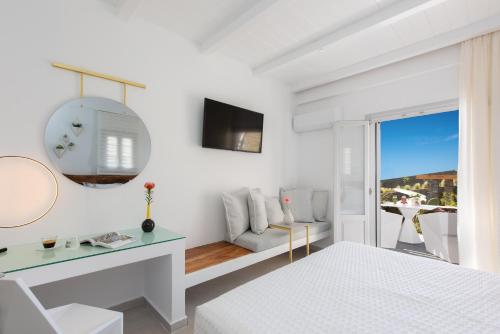 法罗斯岛Elements Sifnos Boutique的白色的客房配有床和镜子