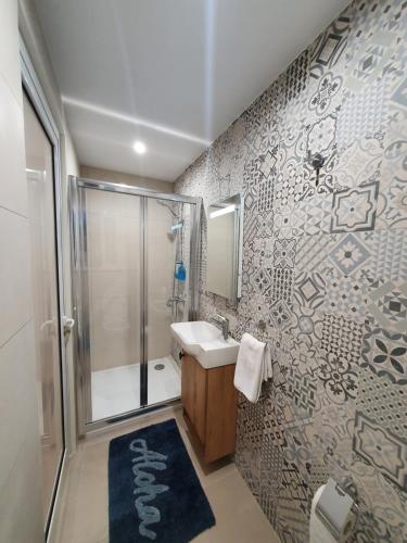 Hal GhaxiakB&S Accommodation Penthouse 602的带淋浴和盥洗盆的浴室