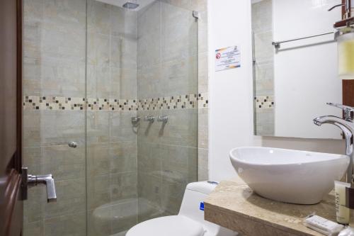 卡塔赫纳Casa Centenario的浴室配有卫生间、盥洗盆和淋浴。