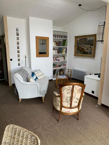雷岛林滩La Terrasse du Bois Plage的客厅配有沙发和椅子
